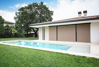 T-Square a bordo piscina: schermare senza appesantire