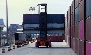 Carrelli sollevatori professionali per movimentazione sicura dei carichi