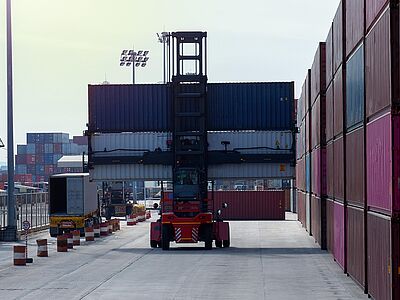 Carrelli sollevatori professionali per movimentazione sicura dei carichi