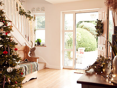Come abbinare la porta a scomparsa all'arredamento natalizio