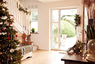 Come abbinare la porta a scomparsa all'arredamento natalizio
