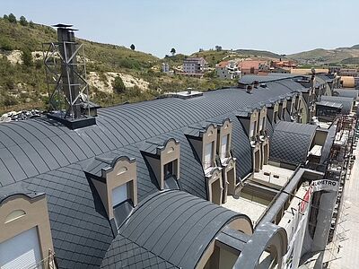 Ristrutturazione di una copertura dal profilo francese in Sicilia