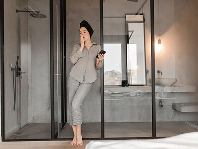 Bagno en suite: come progettarlo in camera senza rinunciare a spazio e privacy