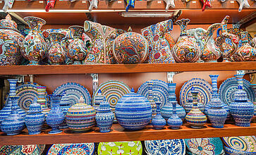 Complementi in ceramica, l’arte funzionale dell’estate mediterranea