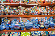 Complementi in ceramica, l’arte funzionale dell’estate mediterranea