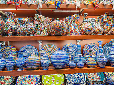 Complementi in ceramica, l’arte funzionale dell’estate mediterranea