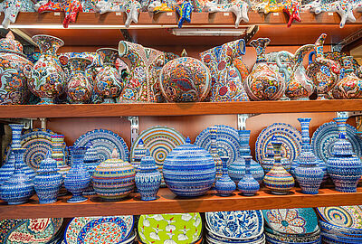 Complementi in ceramica, l’arte funzionale dell’estate mediterranea
